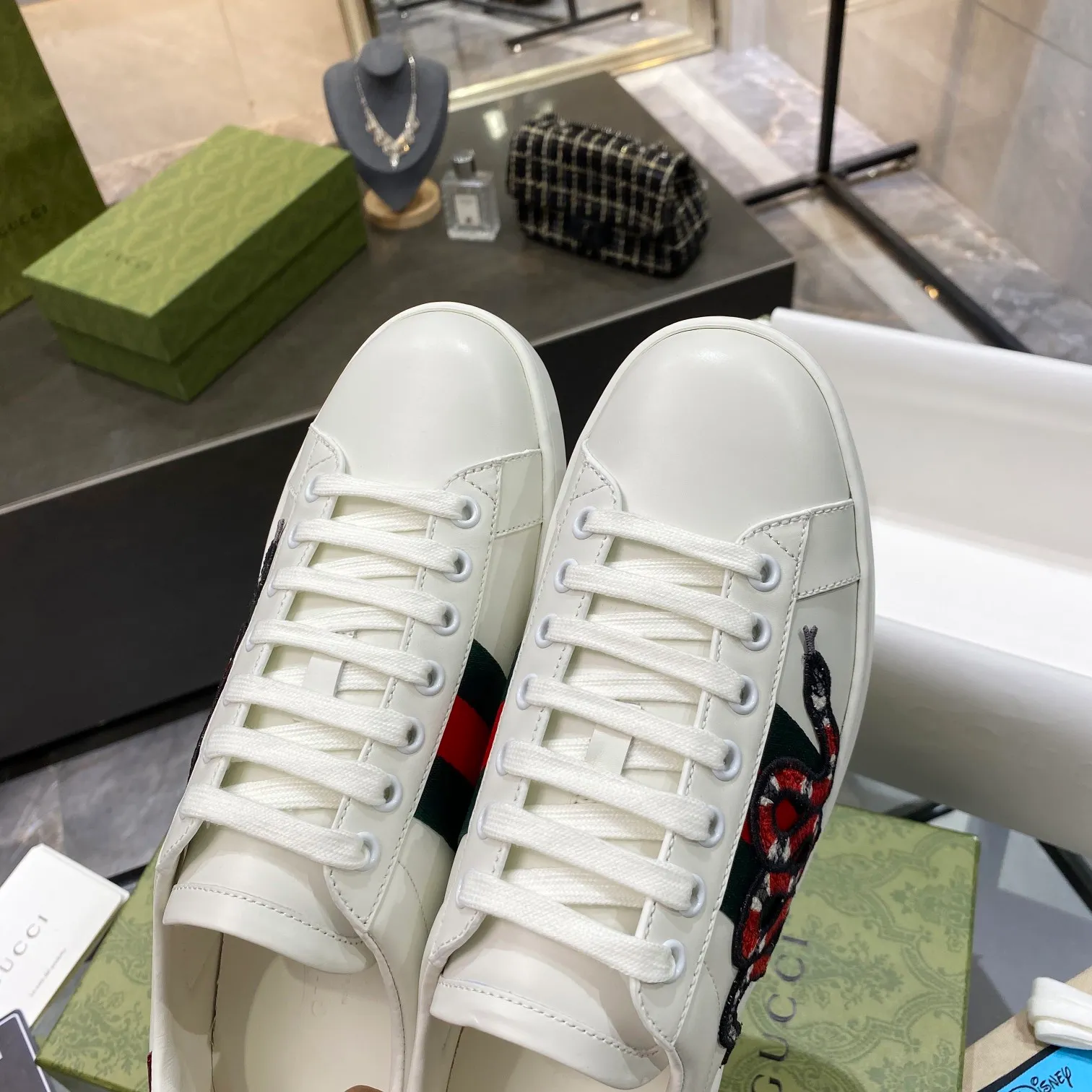 👟👟Ex-factory price 440👟👟 Men's size +10 Gucci's GG white shoes, the same style as Ni Ni, have been popular in recent years; new colors are constantly updated; stars, Internet celebrities, live broadcasts, etc. will definitely plant grass and call them. Classic fashion style, 5D drawing printing; electric embroidery surface, etc... Original customized cowhide color, first layer of cowhide inside, original outsole... Shiny color drawing/electric embroidery surface embellished on the side of the shoe body, package production process‼ Size: Female 35-40# Male 39-46#